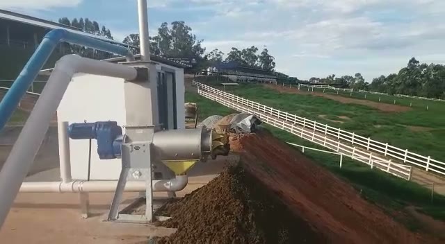 Separador SEPCOM® em operação na Fazenda Curral de Minas, com a leira de sólido já separado ao lado, em terreno em declive.