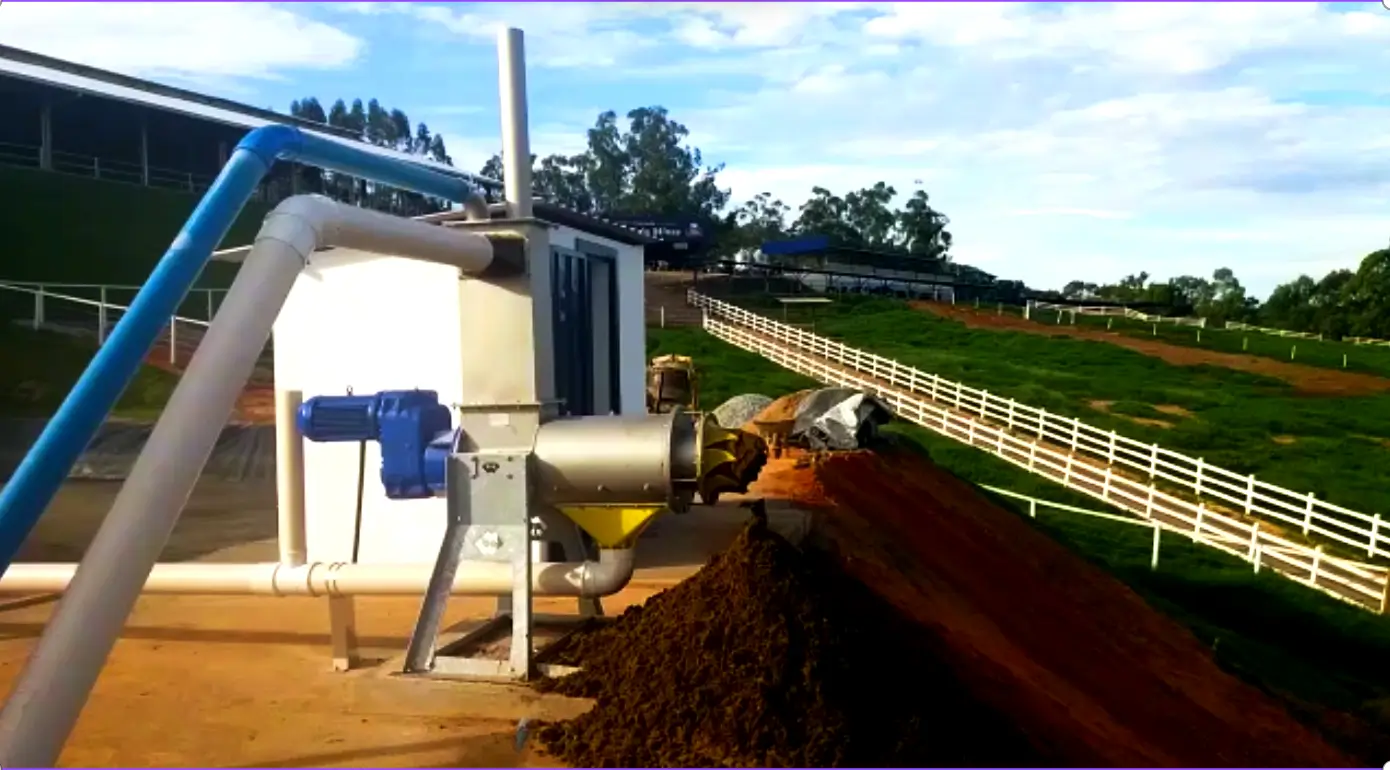 Separador SEPCOM® em operação na Fazenda Curral de Minas, com a leira de sólido já separado ao lado, em terreno em declive.