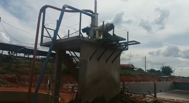 Separador SEPCOM® em operação na Fazenda Pinhal: a leira de sólido já separado se acumula ao lado da estrutura, com a nova lagoa revestida ao fundo.