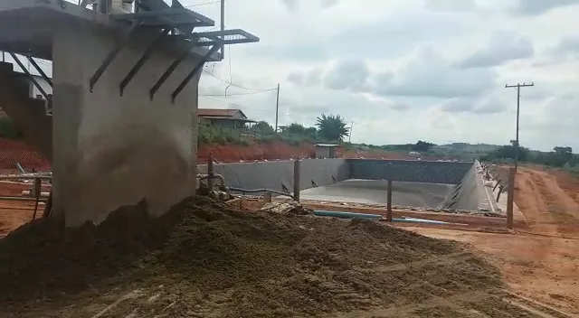 Separador SEPCOM® em operação na Fazenda Pinhal: a leira de sólido já separado se acumula ao lado da estrutura, com a nova lagoa revestida ao fundo.