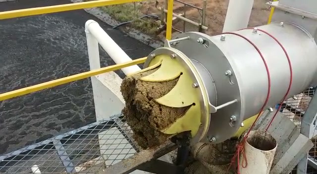 Separador SEPCOM45 instalado e em operação na Fazenda Santa Luzia, com o conjunto de acionamento e o poço de líquido ao lado.