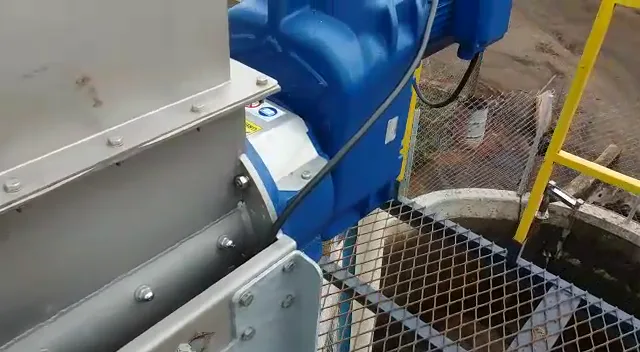 Separador SEPCOM45 instalado e em operação na Fazenda Santa Luzia, com o conjunto de acionamento e o poço de líquido ao lado.